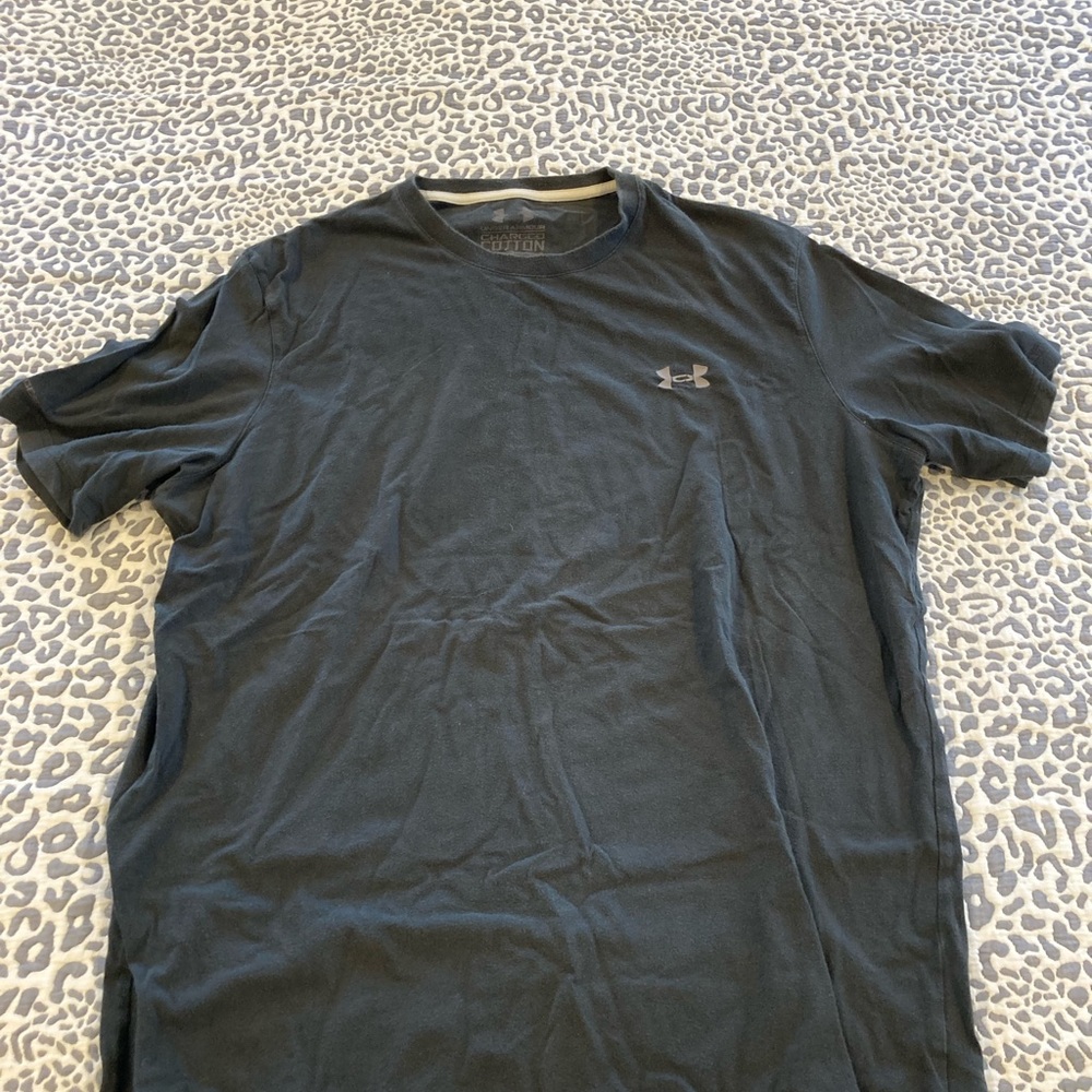 🔥Men’s Gray Under Armour lightweight shirt🔥